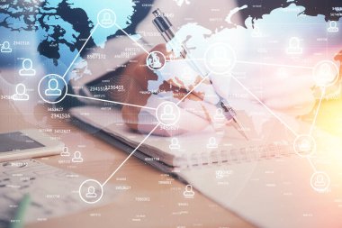 Sosyal ağ temalı hologram ellerin not almasından üstündür. Küresel uluslararası insan kavramı bağlanıyor. Çift pozlama