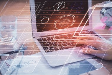 Teknoloji temalı hologramı olan bilgisayar geçmişi olan bir iş adamı. Büyük veri kavramı. Çift pozlama.