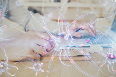 Nöron hologramı, arka planda bilgisayarla çalışan bir adam. Eğitim konsepti. Çift pozlama.