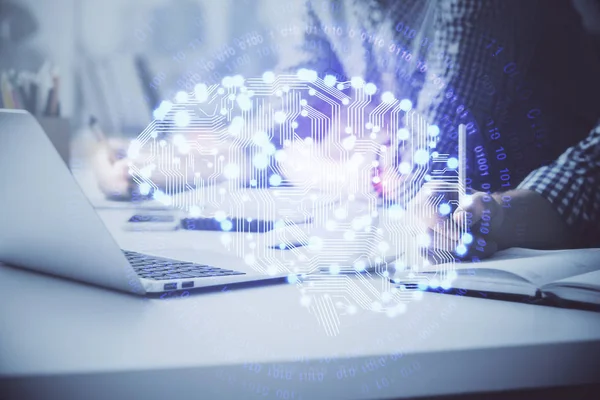 Adam klavyede beyin hologramıyla yazı yazıyor. Büyük Veri Kavramı.