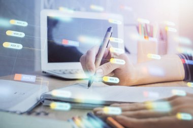 Teknoloji ve dijital kodlama simgeleriyle kadınların ellerini arka planda çifte pozlama. Veri geliştirme konsepti. Kapat..