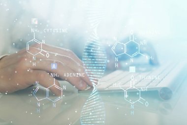 DNA hologramı ve iş adamı arka planda bilgisayar üzerinde çalışıyor. Biyomühendislik kavramı. Çift pozlama.