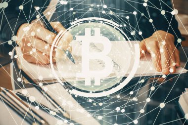 Kripto para birimi hologramı, notlar alan ellerin üzerinde arka plan. Blockchain kavramı. Çoklu pozlama