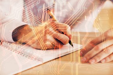 İnsan ellerine ve endüstriler için soyut yenilikçi teknolojilere yakın durun. Çift pozlama.