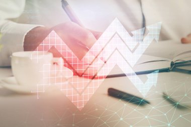 Yaratıcı işleri olan bir iş adamı. İnsanların arka planında yukarı doğru ok atıyor. Finansal büyüme kavramı. Çoklu pozlama.