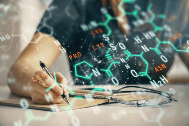 Fen formülü hologramı, arka plan notları alan kadınların elleri üzerinde. Öğrenim anlayışı. Çoklu pozlama