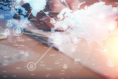 Sosyal ağ temalı hologram ellerin not almasından üstündür. Küresel uluslararası insan kavramı bağlanıyor. Çift pozlama