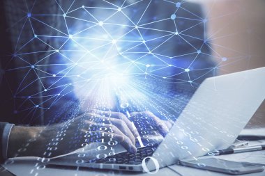 Teknoloji temalı hologramı olan bilgisayar geçmişi olan bir iş adamı. Büyük veri kavramı. Çift pozlama.