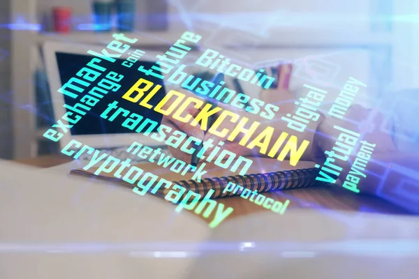 Holograma criptomoneda sobre las manos tomando notas de fondo. Concepto de blockchain. Exposición múltiple — Foto de Stock