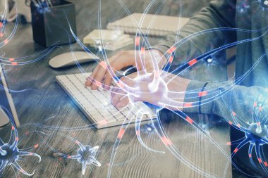Nöron hologramı, arka planda bilgisayarla çalışan bir adam. Eğitim konsepti. Çift pozlama.