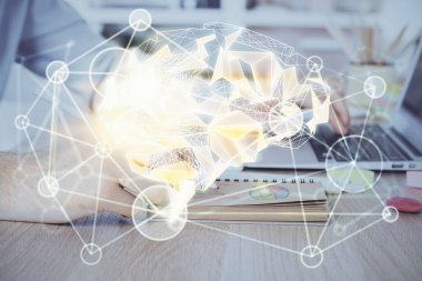 Adam klavyede beyin hologramıyla yazı yazıyor. Büyük Data kavramı. Çift pozlama.