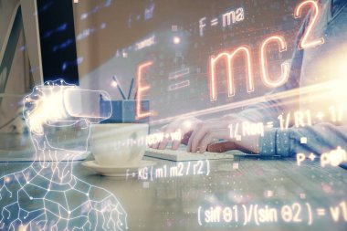 Bilimsel formül hologramı, arka planda bilgisayarla çalışan bir adam. Eğitim konsepti. Çift pozlama.