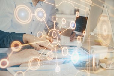 Sosyal ağ temalı hologramda iş adamı arka planda bilgisayar üzerinde çalışıyor. Çoklu pozlama.