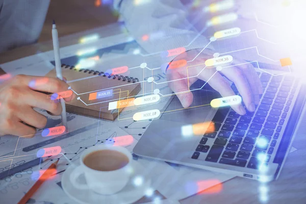 Veri temalı hologramın arka planda bilgisayarla çalışan bir adam tarafından çifte maruz bırakılması. Yenilik kavramı.