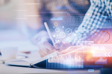 Yazan adam elleri teknoloji simgeleriyle donatır.