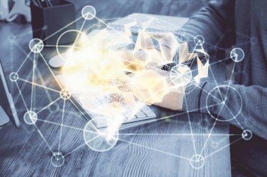 Adam klavyede beyin hologramıyla yazı yazıyor. Büyük Data kavramı. Çift pozlama.