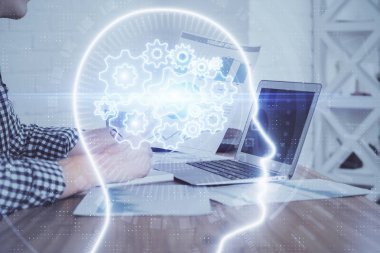 Adam klavyede beyin hologramıyla yazı yazıyor. Büyük Data kavramı. Çift pozlama.