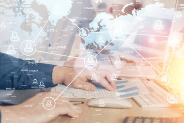 Sosyal ağ temalı hologramda iş adamı arka planda bilgisayar üzerinde çalışıyor. Çoklu pozlama.