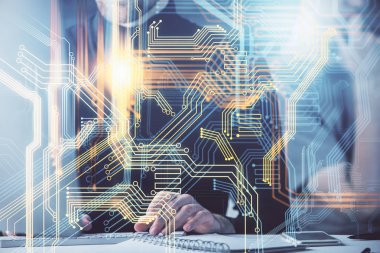 Arka planda bilgisayarla çalışan bir adamla dünya haritası hologramına çift pozlama. Dünya çapında ağ kavramı.