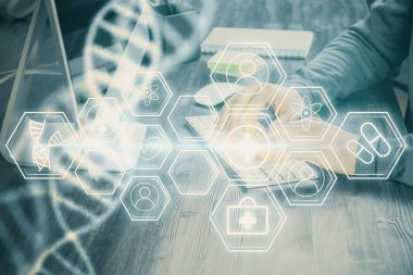 DNA hologramı ve iş adamı arka planda bilgisayar üzerinde çalışıyor. Biyomühendislik kavramı. Çift pozlama.