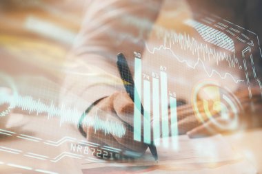 İnsan ellerine ve endüstriler için soyut yenilikçi teknolojilere yakın durun. Çift pozlama.