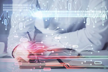 Teknoloji simgeleriyle beyaz gömlekli adam.