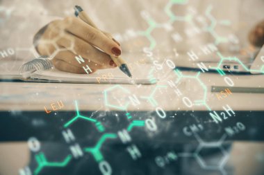 Fen formülü hologramı, arka plan notları alan kadınların elleri üzerinde. Öğrenim anlayışı. Çoklu pozlama