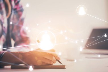 Sosyal ağ temalı hologram ellerin not almasından üstündür. Küresel uluslararası insan kavramı bağlanıyor. Çift pozlama