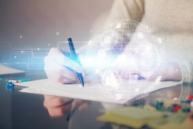 Sosyal ağ temalı hologram ellerin not almasından üstündür. Küresel uluslararası insan kavramı bağlanıyor. Çift pozlama