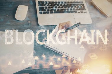 Kripto para birimi hologramı, notlar alan ellerin üzerinde arka plan. Blockchain kavramı. Çoklu pozlama