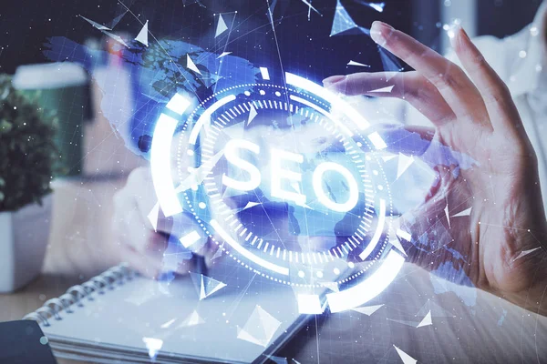 SEO simgesiyle notlar alan çok sayıda kadının ellerine maruz kalmış. Arama motoru optimizasyonu kavramı