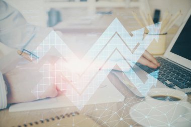 Arkaplanda bilgisayar üzerinde çalışan iş adamıyla birlikte büyüyen oklar. Başarı konsepti. Çift pozlama.