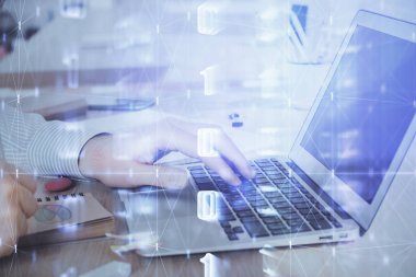 Teknoloji temalı dizüstü bilgisayarla çalışan bir iş adamı. Büyük veri kavramı. Çift pozlama.