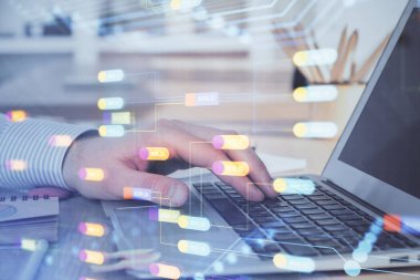 Teknoloji temalı dizüstü bilgisayarla çalışan bir iş adamı. Büyük veri kavramı. Çift pozlama.