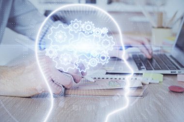 Adam klavyede beyin hologramıyla yazı yazıyor. Büyük Data kavramı. Çift pozlama.