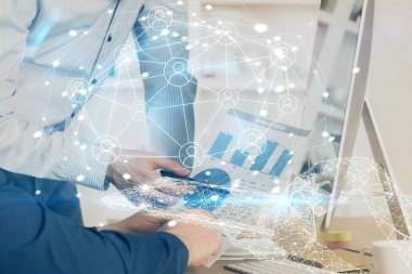 Sosyal ağ temalı hologramda iş adamı arka planda bilgisayar üzerinde çalışıyor. Çoklu pozlama.