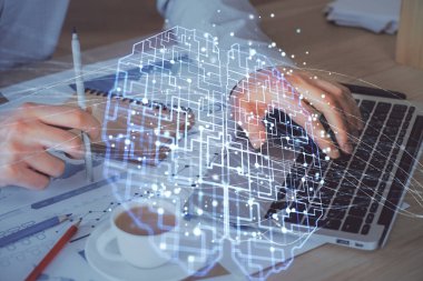 Beyin temalı hologramı olan bilgisayar geçmişi olan bir iş adamı. Beyin fırtınası kavramı. Çoklu pozlama.