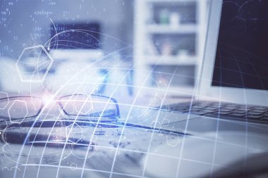 Masa arkasında gözlük olan hologramı haritala. Küreselleşme kavramı. Çift pozlama.