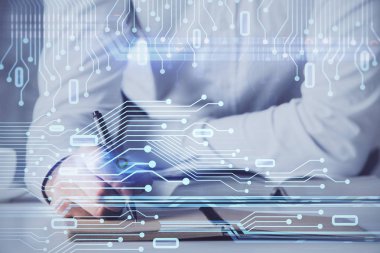 Teknoloji simgeleriyle beyaz gömlekli adam.