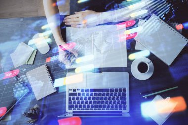 Veri çözeltisi hologramı ile arka plan üzerine yazılan ellere çoklu maruz kalma. Teknoloji konsepti.