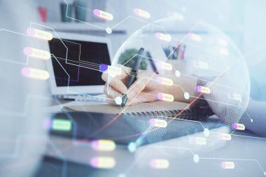 Dünya haritası hologramı ve veri tema simgeleriyle notlar alan ellerin çifte pozlanması. Uluslararası ağ verilerinin kavramı.