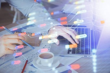 Veri temalı hologramın arka planda bilgisayar üzerinde çalışan bir adamla çoklu pozlandırılması. Yenilik kavramı.