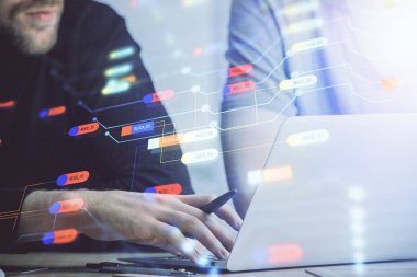 Veri temalı hologramın arka planda bilgisayar üzerinde çalışan bir adamla çoklu pozlandırılması. Yenilik kavramı.