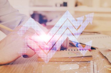 Yaratıcı işleri olan bir iş adamı. İnsanların arka planında yukarı doğru ok atıyor. Finansal büyüme kavramı. Çoklu pozlama.