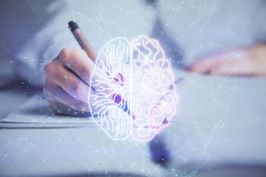 Kadınların arka plana beyin hologramıyla el yazıları yazarken çift pozlama. Beyin fırtınası kavramı.