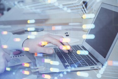 Teknoloji temalı dizüstü bilgisayarla çalışan bir iş adamı. Büyük veri kavramı. Çift pozlama.