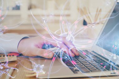 Nöron hologramı, arka planda bilgisayarla çalışan bir adam. Eğitim konsepti. Çift pozlama.