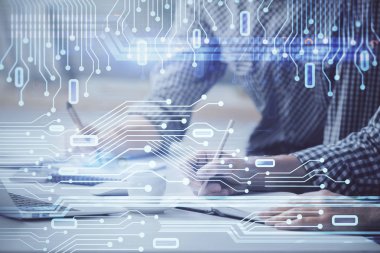 Teknoloji temalı hologramı olan bilgisayar geçmişi olan bir iş adamı. Yüksek teknoloji kavramı. Çoklu pozlama.