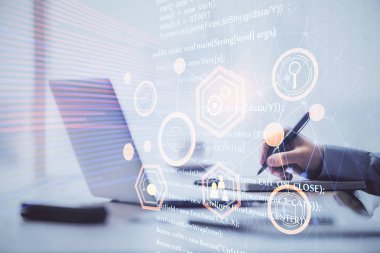 Teknoloji temalı hologramı olan bilgisayar geçmişi olan bir iş adamı. Yüksek teknoloji kavramı. Çoklu pozlama.