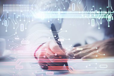 Teknoloji simgeleriyle beyaz gömlekli adam.